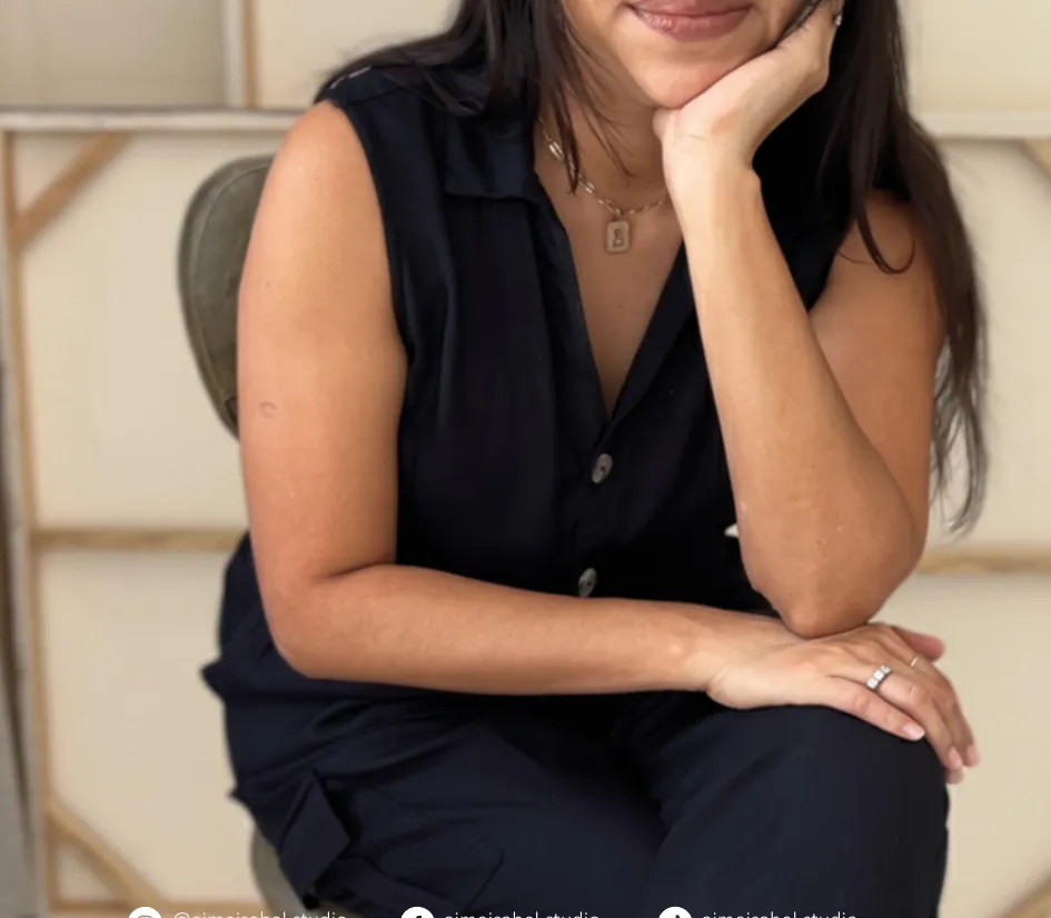 Aime Gil sentada, con la mano en la barbilla, en su estudio
