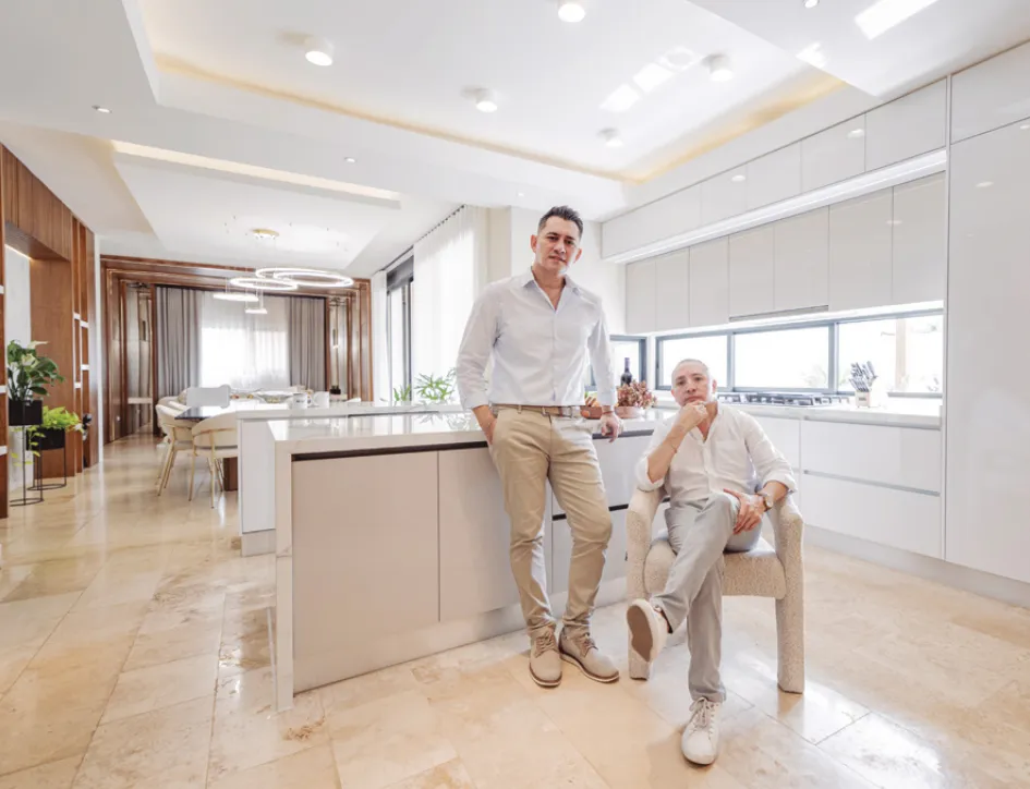 Carlos y Manuel, fundadores de Casa Cucine, en una cocina blanca de gran formato