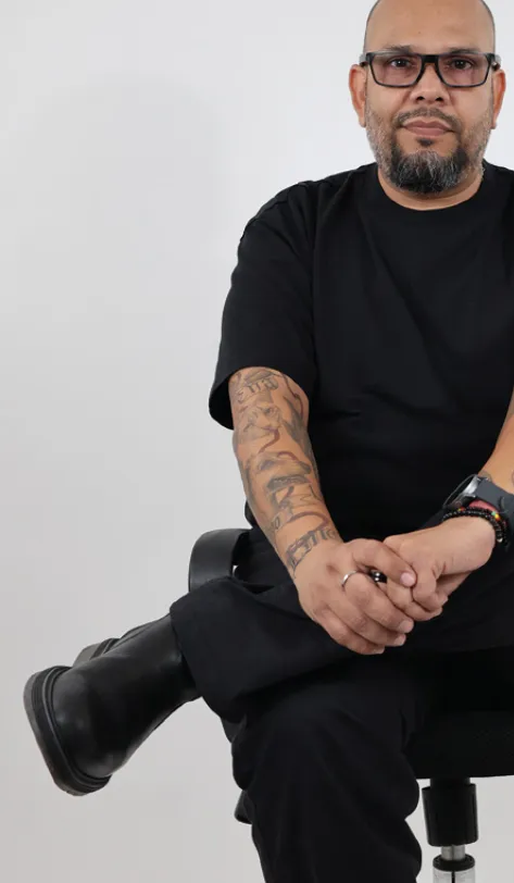 Fernando Rubio, ingeniero civil de Roksa, sentado con los brazos cruzados sobre la rodilla